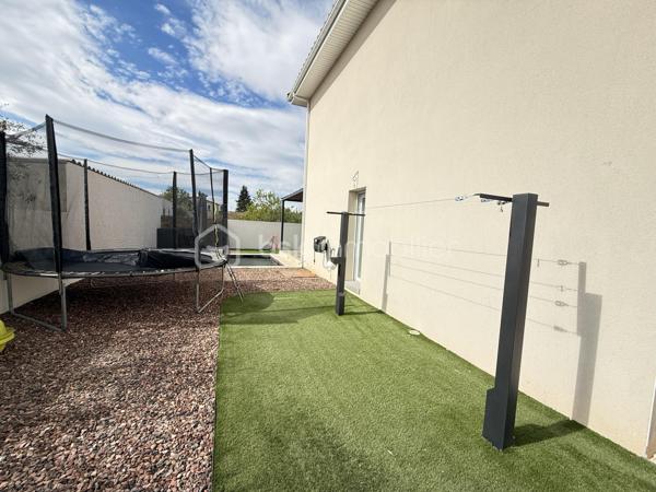 🏡 **À VENDRE – Maison récente avec prestations de qualité**
💰 **Prix : 499 000 €**

📍 Située au calme, en impasse secteur VIGNERAIE  cette maison construite en 2017 offre environ 150 m² habitables sur un terrain de 580 m²,
à seulement 30 min de Montpellier.

🎥vidéo du bien=>   https://drive.google.com/file/d/1jIJn81dqI5aLsYacZpgeaCFoZSxj_6nO/view?usp=sharing
                                   https://drive.google.com/file/d/1PblXlXlei5QqeP83JrzcWW2biRNh20m2/view?usp=drive_link
---

✨ **Les atouts principaux :**

* 🛋️ **Superbe pièce de vie de 65 m²** avec belle hauteur sous plafond et luminosité exceptionnelle
* 🍽️ Cuisine équipée ouverte + arrière-cuisine / buanderie
* 🛏️ **Suite parentale en rez-de-chaussée (30 m²)** avec dressing et salle d’eau privative
* 🚽 WC indépendant
* 🚗 **Garage isolé et carrelé de 32 m²** (possibilité studio indépendant)

---

🛌 **À l’étage :**

* 🌞 2 chambres exposées plein sud avec placards
* 🧸 1 chambre supplémentaire (bureau / salle de jeux actuellement)
* 🛁 Salle de bains avec WC
  ➡️ **Total : 4 chambres**

---

🌴 **Extérieurs & équipements :**

* 🏊 Piscine chauffée (10 m²) avec châssis roulant sécurisé et nage a contre courant
* 🍖 Cuisine d’été conviviale
* 🚲 Abri vélos + abri piscine
* 🌿 Pergola en fer thermolaqué

⚙️ **Confort & performance :**

* ❄️ Climatisation réversible gainable
* ♻️ Chauffe-eau thermodynamique
* 💧 Alimentation en eau par le canal
* 🌐 Fibre optique
* 🔥 Conduit prévu pour poêle ou cheminée

---

✅ **Pourquoi cette maison ?**

* 🆕 Construction récente (2017 – norme RT 2012)
* 📐 Grand espace de vie de 65 m²
* 👨‍👩‍👧 Suite parentale spacieuse au rez-de-chaussée
* 🔧 Garage aménageable (studio possible)
* 🌞 Extérieurs complets et fonctionnels
* 💡 Équipements favorisant les économies d’énergie

---

📍 **Environnement idéal :**

* 🏫 Écoles et collège à moins de 10 min à pied
* 🎓 Lycée à ~10 min (voiture ou bus)
* 🛍️ Commerces et supermarché à proximité
* 🚗 Accès facile aux axes routiers et transports

---

📞 **Contact :**
Pour plus d’informations ou organiser une visite :
**Céline Taormina – 06 35 21 91 15**