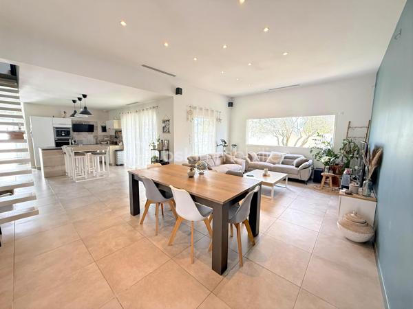 🏡 **À VENDRE – Maison récente avec prestations de qualité**
💰 **Prix : 499 000 €**

📍 Située au calme, en impasse secteur VIGNERAIE  cette maison construite en 2017 offre environ 150 m² habitables sur un terrain de 580 m²,
à seulement 30 min de Montpellier.

🎥vidéo du bien=>   https://drive.google.com/file/d/1jIJn81dqI5aLsYacZpgeaCFoZSxj_6nO/view?usp=sharing
                                   https://drive.google.com/file/d/1PblXlXlei5QqeP83JrzcWW2biRNh20m2/view?usp=drive_link
---

✨ **Les atouts principaux :**

* 🛋️ **Superbe pièce de vie de 65 m²** avec belle hauteur sous plafond et luminosité exceptionnelle
* 🍽️ Cuisine équipée ouverte + arrière-cuisine / buanderie
* 🛏️ **Suite parentale en rez-de-chaussée (30 m²)** avec dressing et salle d’eau privative
* 🚽 WC indépendant
* 🚗 **Garage isolé et carrelé de 32 m²** (possibilité studio indépendant)

---

🛌 **À l’étage :**

* 🌞 2 chambres exposées plein sud avec placards
* 🧸 1 chambre supplémentaire (bureau / salle de jeux actuellement)
* 🛁 Salle de bains avec WC
  ➡️ **Total : 4 chambres**

---

🌴 **Extérieurs & équipements :**

* 🏊 Piscine chauffée (10 m²) avec châssis roulant sécurisé et nage a contre courant
* 🍖 Cuisine d’été conviviale
* 🚲 Abri vélos + abri piscine
* 🌿 Pergola en fer thermolaqué

⚙️ **Confort & performance :**

* ❄️ Climatisation réversible gainable
* ♻️ Chauffe-eau thermodynamique
* 💧 Alimentation en eau par le canal
* 🌐 Fibre optique
* 🔥 Conduit prévu pour poêle ou cheminée

---

✅ **Pourquoi cette maison ?**

* 🆕 Construction récente (2017 – norme RT 2012)
* 📐 Grand espace de vie de 65 m²
* 👨‍👩‍👧 Suite parentale spacieuse au rez-de-chaussée
* 🔧 Garage aménageable (studio possible)
* 🌞 Extérieurs complets et fonctionnels
* 💡 Équipements favorisant les économies d’énergie

---

📍 **Environnement idéal :**

* 🏫 Écoles et collège à moins de 10 min à pied
* 🎓 Lycée à ~10 min (voiture ou bus)
* 🛍️ Commerces et supermarché à proximité
* 🚗 Accès facile aux axes routiers et transports

---

📞 **Contact :**
Pour plus d’informations ou organiser une visite :
**Céline Taormina – 06 35 21 91 15**