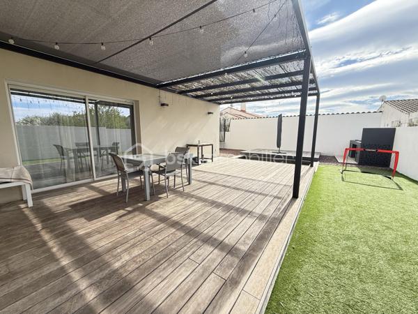🏡 **À VENDRE – Maison récente avec prestations de qualité**
💰 **Prix : 499 000 €**

📍 Située au calme, en impasse secteur VIGNERAIE  cette maison construite en 2017 offre environ 150 m² habitables sur un terrain de 580 m²,
à seulement 30 min de Montpellier.

🎥vidéo du bien=>   https://drive.google.com/file/d/1jIJn81dqI5aLsYacZpgeaCFoZSxj_6nO/view?usp=sharing
                                   https://drive.google.com/file/d/1PblXlXlei5QqeP83JrzcWW2biRNh20m2/view?usp=drive_link
---

✨ **Les atouts principaux :**

* 🛋️ **Superbe pièce de vie de 65 m²** avec belle hauteur sous plafond et luminosité exceptionnelle
* 🍽️ Cuisine équipée ouverte + arrière-cuisine / buanderie
* 🛏️ **Suite parentale en rez-de-chaussée (30 m²)** avec dressing et salle d’eau privative
* 🚽 WC indépendant
* 🚗 **Garage isolé et carrelé de 32 m²** (possibilité studio indépendant)

---

🛌 **À l’étage :**

* 🌞 2 chambres exposées plein sud avec placards
* 🧸 1 chambre supplémentaire (bureau / salle de jeux actuellement)
* 🛁 Salle de bains avec WC
  ➡️ **Total : 4 chambres**

---

🌴 **Extérieurs & équipements :**

* 🏊 Piscine chauffée (10 m²) avec châssis roulant sécurisé et nage a contre courant
* 🍖 Cuisine d’été conviviale
* 🚲 Abri vélos + abri piscine
* 🌿 Pergola en fer thermolaqué

⚙️ **Confort & performance :**

* ❄️ Climatisation réversible gainable
* ♻️ Chauffe-eau thermodynamique
* 💧 Alimentation en eau par le canal
* 🌐 Fibre optique
* 🔥 Conduit prévu pour poêle ou cheminée

---

✅ **Pourquoi cette maison ?**

* 🆕 Construction récente (2017 – norme RT 2012)
* 📐 Grand espace de vie de 65 m²
* 👨‍👩‍👧 Suite parentale spacieuse au rez-de-chaussée
* 🔧 Garage aménageable (studio possible)
* 🌞 Extérieurs complets et fonctionnels
* 💡 Équipements favorisant les économies d’énergie

---

📍 **Environnement idéal :**

* 🏫 Écoles et collège à moins de 10 min à pied
* 🎓 Lycée à ~10 min (voiture ou bus)
* 🛍️ Commerces et supermarché à proximité
* 🚗 Accès facile aux axes routiers et transports

---

📞 **Contact :**
Pour plus d’informations ou organiser une visite :
**Céline Taormina – 06 35 21 91 15**
