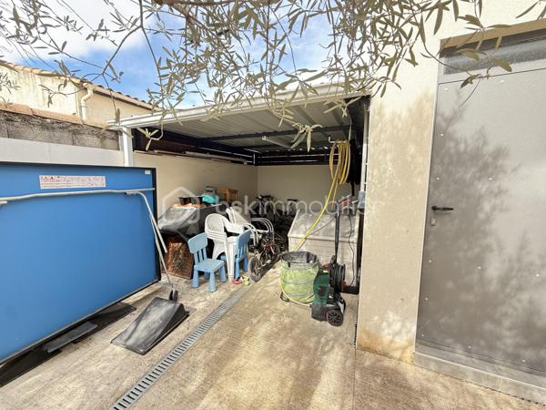 🏡 **À VENDRE – Maison récente avec prestations de qualité**
💰 **Prix : 499 000 €**

📍 Située au calme, en impasse secteur VIGNERAIE  cette maison construite en 2017 offre environ 150 m² habitables sur un terrain de 580 m²,
à seulement 30 min de Montpellier.

🎥vidéo du bien=>   https://drive.google.com/file/d/1jIJn81dqI5aLsYacZpgeaCFoZSxj_6nO/view?usp=sharing
                                   https://drive.google.com/file/d/1PblXlXlei5QqeP83JrzcWW2biRNh20m2/view?usp=drive_link
---

✨ **Les atouts principaux :**

* 🛋️ **Superbe pièce de vie de 65 m²** avec belle hauteur sous plafond et luminosité exceptionnelle
* 🍽️ Cuisine équipée ouverte + arrière-cuisine / buanderie
* 🛏️ **Suite parentale en rez-de-chaussée (30 m²)** avec dressing et salle d’eau privative
* 🚽 WC indépendant
* 🚗 **Garage isolé et carrelé de 32 m²** (possibilité studio indépendant)

---

🛌 **À l’étage :**

* 🌞 2 chambres exposées plein sud avec placards
* 🧸 1 chambre supplémentaire (bureau / salle de jeux actuellement)
* 🛁 Salle de bains avec WC
  ➡️ **Total : 4 chambres**

---

🌴 **Extérieurs & équipements :**

* 🏊 Piscine chauffée (10 m²) avec châssis roulant sécurisé et nage a contre courant
* 🍖 Cuisine d’été conviviale
* 🚲 Abri vélos + abri piscine
* 🌿 Pergola en fer thermolaqué

⚙️ **Confort & performance :**

* ❄️ Climatisation réversible gainable
* ♻️ Chauffe-eau thermodynamique
* 💧 Alimentation en eau par le canal
* 🌐 Fibre optique
* 🔥 Conduit prévu pour poêle ou cheminée

---

✅ **Pourquoi cette maison ?**

* 🆕 Construction récente (2017 – norme RT 2012)
* 📐 Grand espace de vie de 65 m²
* 👨‍👩‍👧 Suite parentale spacieuse au rez-de-chaussée
* 🔧 Garage aménageable (studio possible)
* 🌞 Extérieurs complets et fonctionnels
* 💡 Équipements favorisant les économies d’énergie

---

📍 **Environnement idéal :**

* 🏫 Écoles et collège à moins de 10 min à pied
* 🎓 Lycée à ~10 min (voiture ou bus)
* 🛍️ Commerces et supermarché à proximité
* 🚗 Accès facile aux axes routiers et transports

---

📞 **Contact :**
Pour plus d’informations ou organiser une visite :
**Céline Taormina – 06 35 21 91 15**