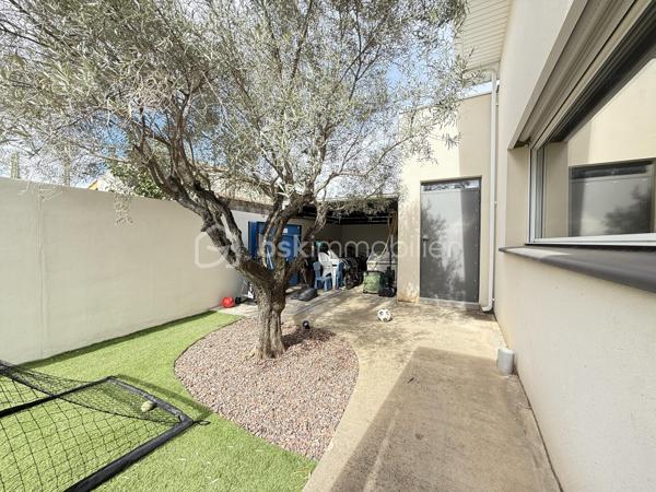 🏡 **À VENDRE – Maison récente avec prestations de qualité**
💰 **Prix : 499 000 €**

📍 Située au calme, en impasse secteur VIGNERAIE  cette maison construite en 2017 offre environ 150 m² habitables sur un terrain de 580 m²,
à seulement 30 min de Montpellier.

🎥vidéo du bien=>   https://drive.google.com/file/d/1jIJn81dqI5aLsYacZpgeaCFoZSxj_6nO/view?usp=sharing
                                   https://drive.google.com/file/d/1PblXlXlei5QqeP83JrzcWW2biRNh20m2/view?usp=drive_link
---

✨ **Les atouts principaux :**

* 🛋️ **Superbe pièce de vie de 65 m²** avec belle hauteur sous plafond et luminosité exceptionnelle
* 🍽️ Cuisine équipée ouverte + arrière-cuisine / buanderie
* 🛏️ **Suite parentale en rez-de-chaussée (30 m²)** avec dressing et salle d’eau privative
* 🚽 WC indépendant
* 🚗 **Garage isolé et carrelé de 32 m²** (possibilité studio indépendant)

---

🛌 **À l’étage :**

* 🌞 2 chambres exposées plein sud avec placards
* 🧸 1 chambre supplémentaire (bureau / salle de jeux actuellement)
* 🛁 Salle de bains avec WC
  ➡️ **Total : 4 chambres**

---

🌴 **Extérieurs & équipements :**

* 🏊 Piscine chauffée (10 m²) avec châssis roulant sécurisé et nage a contre courant
* 🍖 Cuisine d’été conviviale
* 🚲 Abri vélos + abri piscine
* 🌿 Pergola en fer thermolaqué

⚙️ **Confort & performance :**

* ❄️ Climatisation réversible gainable
* ♻️ Chauffe-eau thermodynamique
* 💧 Alimentation en eau par le canal
* 🌐 Fibre optique
* 🔥 Conduit prévu pour poêle ou cheminée

---

✅ **Pourquoi cette maison ?**

* 🆕 Construction récente (2017 – norme RT 2012)
* 📐 Grand espace de vie de 65 m²
* 👨‍👩‍👧 Suite parentale spacieuse au rez-de-chaussée
* 🔧 Garage aménageable (studio possible)
* 🌞 Extérieurs complets et fonctionnels
* 💡 Équipements favorisant les économies d’énergie

---

📍 **Environnement idéal :**

* 🏫 Écoles et collège à moins de 10 min à pied
* 🎓 Lycée à ~10 min (voiture ou bus)
* 🛍️ Commerces et supermarché à proximité
* 🚗 Accès facile aux axes routiers et transports

---

📞 **Contact :**
Pour plus d’informations ou organiser une visite :
**Céline Taormina – 06 35 21 91 15**