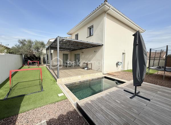 🏡 **À VENDRE – Maison récente avec prestations de qualité**
💰 **Prix : 499 000 €**

📍 Située au calme, en impasse secteur VIGNERAIE  cette maison construite en 2017 offre environ 150 m² habitables sur un terrain de 580 m²,
à seulement 30 min de Montpellier.

🎥vidéo du bien=>   https://drive.google.com/file/d/1jIJn81dqI5aLsYacZpgeaCFoZSxj_6nO/view?usp=sharing
                                   https://drive.google.com/file/d/1PblXlXlei5QqeP83JrzcWW2biRNh20m2/view?usp=drive_link
---

✨ **Les atouts principaux :**

* 🛋️ **Superbe pièce de vie de 65 m²** avec belle hauteur sous plafond et luminosité exceptionnelle
* 🍽️ Cuisine équipée ouverte + arrière-cuisine / buanderie
* 🛏️ **Suite parentale en rez-de-chaussée (30 m²)** avec dressing et salle d’eau privative
* 🚽 WC indépendant
* 🚗 **Garage isolé et carrelé de 32 m²** (possibilité studio indépendant)

---

🛌 **À l’étage :**

* 🌞 2 chambres exposées plein sud avec placards
* 🧸 1 chambre supplémentaire (bureau / salle de jeux actuellement)
* 🛁 Salle de bains avec WC
  ➡️ **Total : 4 chambres**

---

🌴 **Extérieurs & équipements :**

* 🏊 Piscine chauffée (10 m²) avec châssis roulant sécurisé et nage a contre courant
* 🍖 Cuisine d’été conviviale
* 🚲 Abri vélos + abri piscine
* 🌿 Pergola en fer thermolaqué

⚙️ **Confort & performance :**

* ❄️ Climatisation réversible gainable
* ♻️ Chauffe-eau thermodynamique
* 💧 Alimentation en eau par le canal
* 🌐 Fibre optique
* 🔥 Conduit prévu pour poêle ou cheminée

---

✅ **Pourquoi cette maison ?**

* 🆕 Construction récente (2017 – norme RT 2012)
* 📐 Grand espace de vie de 65 m²
* 👨‍👩‍👧 Suite parentale spacieuse au rez-de-chaussée
* 🔧 Garage aménageable (studio possible)
* 🌞 Extérieurs complets et fonctionnels
* 💡 Équipements favorisant les économies d’énergie

---

📍 **Environnement idéal :**

* 🏫 Écoles et collège à moins de 10 min à pied
* 🎓 Lycée à ~10 min (voiture ou bus)
* 🛍️ Commerces et supermarché à proximité
* 🚗 Accès facile aux axes routiers et transports

---

📞 **Contact :**
Pour plus d’informations ou organiser une visite :
**Céline Taormina – 06 35 21 91 15**
