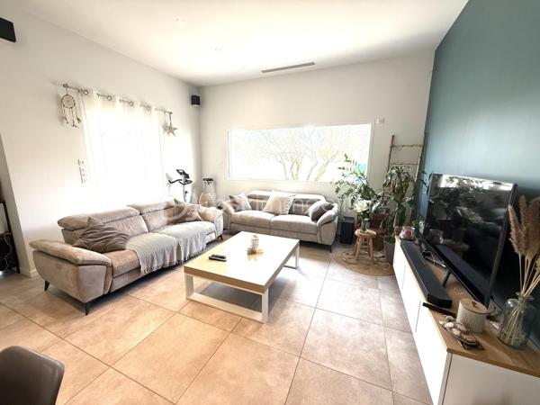 🏡 **À VENDRE – Maison récente avec prestations de qualité**
💰 **Prix : 499 000 €**

📍 Située au calme, en impasse secteur VIGNERAIE  cette maison construite en 2017 offre environ 150 m² habitables sur un terrain de 580 m²,
à seulement 30 min de Montpellier.

🎥vidéo du bien=>   https://drive.google.com/file/d/1jIJn81dqI5aLsYacZpgeaCFoZSxj_6nO/view?usp=sharing
                                   https://drive.google.com/file/d/1PblXlXlei5QqeP83JrzcWW2biRNh20m2/view?usp=drive_link
---

✨ **Les atouts principaux :**

* 🛋️ **Superbe pièce de vie de 65 m²** avec belle hauteur sous plafond et luminosité exceptionnelle
* 🍽️ Cuisine équipée ouverte + arrière-cuisine / buanderie
* 🛏️ **Suite parentale en rez-de-chaussée (30 m²)** avec dressing et salle d’eau privative
* 🚽 WC indépendant
* 🚗 **Garage isolé et carrelé de 32 m²** (possibilité studio indépendant)

---

🛌 **À l’étage :**

* 🌞 2 chambres exposées plein sud avec placards
* 🧸 1 chambre supplémentaire (bureau / salle de jeux actuellement)
* 🛁 Salle de bains avec WC
  ➡️ **Total : 4 chambres**

---

🌴 **Extérieurs & équipements :**

* 🏊 Piscine chauffée (10 m²) avec châssis roulant sécurisé et nage a contre courant
* 🍖 Cuisine d’été conviviale
* 🚲 Abri vélos + abri piscine
* 🌿 Pergola en fer thermolaqué

⚙️ **Confort & performance :**

* ❄️ Climatisation réversible gainable
* ♻️ Chauffe-eau thermodynamique
* 💧 Alimentation en eau par le canal
* 🌐 Fibre optique
* 🔥 Conduit prévu pour poêle ou cheminée

---

✅ **Pourquoi cette maison ?**

* 🆕 Construction récente (2017 – norme RT 2012)
* 📐 Grand espace de vie de 65 m²
* 👨‍👩‍👧 Suite parentale spacieuse au rez-de-chaussée
* 🔧 Garage aménageable (studio possible)
* 🌞 Extérieurs complets et fonctionnels
* 💡 Équipements favorisant les économies d’énergie

---

📍 **Environnement idéal :**

* 🏫 Écoles et collège à moins de 10 min à pied
* 🎓 Lycée à ~10 min (voiture ou bus)
* 🛍️ Commerces et supermarché à proximité
* 🚗 Accès facile aux axes routiers et transports

---

📞 **Contact :**
Pour plus d’informations ou organiser une visite :
**Céline Taormina – 06 35 21 91 15**