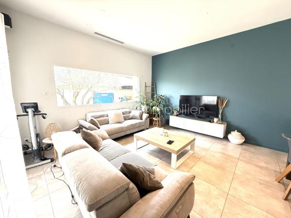 🏡 **À VENDRE – Maison récente avec prestations de qualité**
💰 **Prix : 499 000 €**

📍 Située au calme, en impasse secteur VIGNERAIE  cette maison construite en 2017 offre environ 150 m² habitables sur un terrain de 580 m²,
à seulement 30 min de Montpellier.

🎥vidéo du bien=>   https://drive.google.com/file/d/1jIJn81dqI5aLsYacZpgeaCFoZSxj_6nO/view?usp=sharing
                                   https://drive.google.com/file/d/1PblXlXlei5QqeP83JrzcWW2biRNh20m2/view?usp=drive_link
---

✨ **Les atouts principaux :**

* 🛋️ **Superbe pièce de vie de 65 m²** avec belle hauteur sous plafond et luminosité exceptionnelle
* 🍽️ Cuisine équipée ouverte + arrière-cuisine / buanderie
* 🛏️ **Suite parentale en rez-de-chaussée (30 m²)** avec dressing et salle d’eau privative
* 🚽 WC indépendant
* 🚗 **Garage isolé et carrelé de 32 m²** (possibilité studio indépendant)

---

🛌 **À l’étage :**

* 🌞 2 chambres exposées plein sud avec placards
* 🧸 1 chambre supplémentaire (bureau / salle de jeux actuellement)
* 🛁 Salle de bains avec WC
  ➡️ **Total : 4 chambres**

---

🌴 **Extérieurs & équipements :**

* 🏊 Piscine chauffée (10 m²) avec châssis roulant sécurisé et nage a contre courant
* 🍖 Cuisine d’été conviviale
* 🚲 Abri vélos + abri piscine
* 🌿 Pergola en fer thermolaqué

⚙️ **Confort & performance :**

* ❄️ Climatisation réversible gainable
* ♻️ Chauffe-eau thermodynamique
* 💧 Alimentation en eau par le canal
* 🌐 Fibre optique
* 🔥 Conduit prévu pour poêle ou cheminée

---

✅ **Pourquoi cette maison ?**

* 🆕 Construction récente (2017 – norme RT 2012)
* 📐 Grand espace de vie de 65 m²
* 👨‍👩‍👧 Suite parentale spacieuse au rez-de-chaussée
* 🔧 Garage aménageable (studio possible)
* 🌞 Extérieurs complets et fonctionnels
* 💡 Équipements favorisant les économies d’énergie

---

📍 **Environnement idéal :**

* 🏫 Écoles et collège à moins de 10 min à pied
* 🎓 Lycée à ~10 min (voiture ou bus)
* 🛍️ Commerces et supermarché à proximité
* 🚗 Accès facile aux axes routiers et transports

---

📞 **Contact :**
Pour plus d’informations ou organiser une visite :
**Céline Taormina – 06 35 21 91 15**