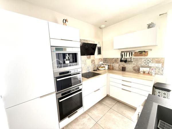 🏡 **À VENDRE – Maison récente avec prestations de qualité**
💰 **Prix : 499 000 €**

📍 Située au calme, en impasse secteur VIGNERAIE  cette maison construite en 2017 offre environ 150 m² habitables sur un terrain de 580 m²,
à seulement 30 min de Montpellier.

🎥vidéo du bien=>   https://drive.google.com/file/d/1jIJn81dqI5aLsYacZpgeaCFoZSxj_6nO/view?usp=sharing
                                   https://drive.google.com/file/d/1PblXlXlei5QqeP83JrzcWW2biRNh20m2/view?usp=drive_link
---

✨ **Les atouts principaux :**

* 🛋️ **Superbe pièce de vie de 65 m²** avec belle hauteur sous plafond et luminosité exceptionnelle
* 🍽️ Cuisine équipée ouverte + arrière-cuisine / buanderie
* 🛏️ **Suite parentale en rez-de-chaussée (30 m²)** avec dressing et salle d’eau privative
* 🚽 WC indépendant
* 🚗 **Garage isolé et carrelé de 32 m²** (possibilité studio indépendant)

---

🛌 **À l’étage :**

* 🌞 2 chambres exposées plein sud avec placards
* 🧸 1 chambre supplémentaire (bureau / salle de jeux actuellement)
* 🛁 Salle de bains avec WC
  ➡️ **Total : 4 chambres**

---

🌴 **Extérieurs & équipements :**

* 🏊 Piscine chauffée (10 m²) avec châssis roulant sécurisé et nage a contre courant
* 🍖 Cuisine d’été conviviale
* 🚲 Abri vélos + abri piscine
* 🌿 Pergola en fer thermolaqué

⚙️ **Confort & performance :**

* ❄️ Climatisation réversible gainable
* ♻️ Chauffe-eau thermodynamique
* 💧 Alimentation en eau par le canal
* 🌐 Fibre optique
* 🔥 Conduit prévu pour poêle ou cheminée

---

✅ **Pourquoi cette maison ?**

* 🆕 Construction récente (2017 – norme RT 2012)
* 📐 Grand espace de vie de 65 m²
* 👨‍👩‍👧 Suite parentale spacieuse au rez-de-chaussée
* 🔧 Garage aménageable (studio possible)
* 🌞 Extérieurs complets et fonctionnels
* 💡 Équipements favorisant les économies d’énergie

---

📍 **Environnement idéal :**

* 🏫 Écoles et collège à moins de 10 min à pied
* 🎓 Lycée à ~10 min (voiture ou bus)
* 🛍️ Commerces et supermarché à proximité
* 🚗 Accès facile aux axes routiers et transports

---

📞 **Contact :**
Pour plus d’informations ou organiser une visite :
**Céline Taormina – 06 35 21 91 15**