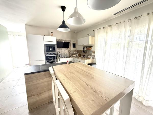 🏡 **À VENDRE – Maison récente avec prestations de qualité**
💰 **Prix : 499 000 €**

📍 Située au calme, en impasse secteur VIGNERAIE  cette maison construite en 2017 offre environ 150 m² habitables sur un terrain de 580 m²,
à seulement 30 min de Montpellier.

🎥vidéo du bien=>   https://drive.google.com/file/d/1jIJn81dqI5aLsYacZpgeaCFoZSxj_6nO/view?usp=sharing
                                   https://drive.google.com/file/d/1PblXlXlei5QqeP83JrzcWW2biRNh20m2/view?usp=drive_link
---

✨ **Les atouts principaux :**

* 🛋️ **Superbe pièce de vie de 65 m²** avec belle hauteur sous plafond et luminosité exceptionnelle
* 🍽️ Cuisine équipée ouverte + arrière-cuisine / buanderie
* 🛏️ **Suite parentale en rez-de-chaussée (30 m²)** avec dressing et salle d’eau privative
* 🚽 WC indépendant
* 🚗 **Garage isolé et carrelé de 32 m²** (possibilité studio indépendant)

---

🛌 **À l’étage :**

* 🌞 2 chambres exposées plein sud avec placards
* 🧸 1 chambre supplémentaire (bureau / salle de jeux actuellement)
* 🛁 Salle de bains avec WC
  ➡️ **Total : 4 chambres**

---

🌴 **Extérieurs & équipements :**

* 🏊 Piscine chauffée (10 m²) avec châssis roulant sécurisé et nage a contre courant
* 🍖 Cuisine d’été conviviale
* 🚲 Abri vélos + abri piscine
* 🌿 Pergola en fer thermolaqué

⚙️ **Confort & performance :**

* ❄️ Climatisation réversible gainable
* ♻️ Chauffe-eau thermodynamique
* 💧 Alimentation en eau par le canal
* 🌐 Fibre optique
* 🔥 Conduit prévu pour poêle ou cheminée

---

✅ **Pourquoi cette maison ?**

* 🆕 Construction récente (2017 – norme RT 2012)
* 📐 Grand espace de vie de 65 m²
* 👨‍👩‍👧 Suite parentale spacieuse au rez-de-chaussée
* 🔧 Garage aménageable (studio possible)
* 🌞 Extérieurs complets et fonctionnels
* 💡 Équipements favorisant les économies d’énergie

---

📍 **Environnement idéal :**

* 🏫 Écoles et collège à moins de 10 min à pied
* 🎓 Lycée à ~10 min (voiture ou bus)
* 🛍️ Commerces et supermarché à proximité
* 🚗 Accès facile aux axes routiers et transports

---

📞 **Contact :**
Pour plus d’informations ou organiser une visite :
**Céline Taormina – 06 35 21 91 15**
