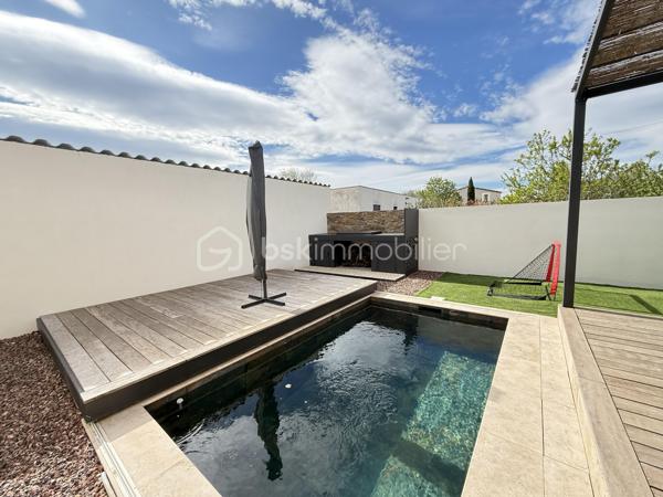 🏡 **À VENDRE – Maison récente avec prestations de qualité**
💰 **Prix : 499 000 €**

📍 Située au calme, en impasse secteur VIGNERAIE  cette maison construite en 2017 offre environ 150 m² habitables sur un terrain de 580 m²,
à seulement 30 min de Montpellier.

🎥vidéo du bien=>   https://drive.google.com/file/d/1jIJn81dqI5aLsYacZpgeaCFoZSxj_6nO/view?usp=sharing
                                   https://drive.google.com/file/d/1PblXlXlei5QqeP83JrzcWW2biRNh20m2/view?usp=drive_link
---

✨ **Les atouts principaux :**

* 🛋️ **Superbe pièce de vie de 65 m²** avec belle hauteur sous plafond et luminosité exceptionnelle
* 🍽️ Cuisine équipée ouverte + arrière-cuisine / buanderie
* 🛏️ **Suite parentale en rez-de-chaussée (30 m²)** avec dressing et salle d’eau privative
* 🚽 WC indépendant
* 🚗 **Garage isolé et carrelé de 32 m²** (possibilité studio indépendant)

---

🛌 **À l’étage :**

* 🌞 2 chambres exposées plein sud avec placards
* 🧸 1 chambre supplémentaire (bureau / salle de jeux actuellement)
* 🛁 Salle de bains avec WC
  ➡️ **Total : 4 chambres**

---

🌴 **Extérieurs & équipements :**

* 🏊 Piscine chauffée (10 m²) avec châssis roulant sécurisé et nage a contre courant
* 🍖 Cuisine d’été conviviale
* 🚲 Abri vélos + abri piscine
* 🌿 Pergola en fer thermolaqué

⚙️ **Confort & performance :**

* ❄️ Climatisation réversible gainable
* ♻️ Chauffe-eau thermodynamique
* 💧 Alimentation en eau par le canal
* 🌐 Fibre optique
* 🔥 Conduit prévu pour poêle ou cheminée

---

✅ **Pourquoi cette maison ?**

* 🆕 Construction récente (2017 – norme RT 2012)
* 📐 Grand espace de vie de 65 m²
* 👨‍👩‍👧 Suite parentale spacieuse au rez-de-chaussée
* 🔧 Garage aménageable (studio possible)
* 🌞 Extérieurs complets et fonctionnels
* 💡 Équipements favorisant les économies d’énergie

---

📍 **Environnement idéal :**

* 🏫 Écoles et collège à moins de 10 min à pied
* 🎓 Lycée à ~10 min (voiture ou bus)
* 🛍️ Commerces et supermarché à proximité
* 🚗 Accès facile aux axes routiers et transports

---

📞 **Contact :**
Pour plus d’informations ou organiser une visite :
**Céline Taormina – 06 35 21 91 15**