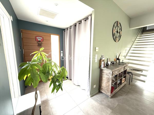 🏡 **À VENDRE – Maison récente avec prestations de qualité**
💰 **Prix : 499 000 €**

📍 Située au calme, en impasse secteur VIGNERAIE  cette maison construite en 2017 offre environ 150 m² habitables sur un terrain de 580 m²,
à seulement 30 min de Montpellier.

🎥vidéo du bien=>   https://drive.google.com/file/d/1jIJn81dqI5aLsYacZpgeaCFoZSxj_6nO/view?usp=sharing
                                   https://drive.google.com/file/d/1PblXlXlei5QqeP83JrzcWW2biRNh20m2/view?usp=drive_link
---

✨ **Les atouts principaux :**

* 🛋️ **Superbe pièce de vie de 65 m²** avec belle hauteur sous plafond et luminosité exceptionnelle
* 🍽️ Cuisine équipée ouverte + arrière-cuisine / buanderie
* 🛏️ **Suite parentale en rez-de-chaussée (30 m²)** avec dressing et salle d’eau privative
* 🚽 WC indépendant
* 🚗 **Garage isolé et carrelé de 32 m²** (possibilité studio indépendant)

---

🛌 **À l’étage :**

* 🌞 2 chambres exposées plein sud avec placards
* 🧸 1 chambre supplémentaire (bureau / salle de jeux actuellement)
* 🛁 Salle de bains avec WC
  ➡️ **Total : 4 chambres**

---

🌴 **Extérieurs & équipements :**

* 🏊 Piscine chauffée (10 m²) avec châssis roulant sécurisé et nage a contre courant
* 🍖 Cuisine d’été conviviale
* 🚲 Abri vélos + abri piscine
* 🌿 Pergola en fer thermolaqué

⚙️ **Confort & performance :**

* ❄️ Climatisation réversible gainable
* ♻️ Chauffe-eau thermodynamique
* 💧 Alimentation en eau par le canal
* 🌐 Fibre optique
* 🔥 Conduit prévu pour poêle ou cheminée

---

✅ **Pourquoi cette maison ?**

* 🆕 Construction récente (2017 – norme RT 2012)
* 📐 Grand espace de vie de 65 m²
* 👨‍👩‍👧 Suite parentale spacieuse au rez-de-chaussée
* 🔧 Garage aménageable (studio possible)
* 🌞 Extérieurs complets et fonctionnels
* 💡 Équipements favorisant les économies d’énergie

---

📍 **Environnement idéal :**

* 🏫 Écoles et collège à moins de 10 min à pied
* 🎓 Lycée à ~10 min (voiture ou bus)
* 🛍️ Commerces et supermarché à proximité
* 🚗 Accès facile aux axes routiers et transports

---

📞 **Contact :**
Pour plus d’informations ou organiser une visite :
**Céline Taormina – 06 35 21 91 15**