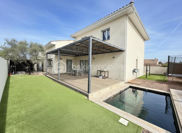 🏡 **À VENDRE – Maison récente avec prestations de qualité**
💰 **Prix : 499 000 €**

📍 Située au calme, en impasse secteur VIGNERAIE  cette maison construite en 2017 offre environ 150 m² habitables sur un terrain de 580 m²,
à seulement 30 min de Montpellier.

🎥vidéo du bien=>   https://drive.google.com/file/d/1jIJn81dqI5aLsYacZpgeaCFoZSxj_6nO/view?usp=sharing
                                   https://drive.google.com/file/d/1PblXlXlei5QqeP83JrzcWW2biRNh20m2/view?usp=drive_link
---

✨ **Les atouts principaux :**

* 🛋️ **Superbe pièce de vie de 65 m²** avec belle hauteur sous plafond et luminosité exceptionnelle
* 🍽️ Cuisine équipée ouverte + arrière-cuisine / buanderie
* 🛏️ **Suite parentale en rez-de-chaussée (30 m²)** avec dressing et salle d’eau privative
* 🚽 WC indépendant
* 🚗 **Garage isolé et carrelé de 32 m²** (possibilité studio indépendant)

---

🛌 **À l’étage :**

* 🌞 2 chambres exposées plein sud avec placards
* 🧸 1 chambre supplémentaire (bureau / salle de jeux actuellement)
* 🛁 Salle de bains avec WC
  ➡️ **Total : 4 chambres**

---

🌴 **Extérieurs & équipements :**

* 🏊 Piscine chauffée (10 m²) avec châssis roulant sécurisé et nage a contre courant
* 🍖 Cuisine d’été conviviale
* 🚲 Abri vélos + abri piscine
* 🌿 Pergola en fer thermolaqué

⚙️ **Confort & performance :**

* ❄️ Climatisation réversible gainable
* ♻️ Chauffe-eau thermodynamique
* 💧 Alimentation en eau par le canal
* 🌐 Fibre optique
* 🔥 Conduit prévu pour poêle ou cheminée

---

✅ **Pourquoi cette maison ?**

* 🆕 Construction récente (2017 – norme RT 2012)
* 📐 Grand espace de vie de 65 m²
* 👨‍👩‍👧 Suite parentale spacieuse au rez-de-chaussée
* 🔧 Garage aménageable (studio possible)
* 🌞 Extérieurs complets et fonctionnels
* 💡 Équipements favorisant les économies d’énergie

---

📍 **Environnement idéal :**

* 🏫 Écoles et collège à moins de 10 min à pied
* 🎓 Lycée à ~10 min (voiture ou bus)
* 🛍️ Commerces et supermarché à proximité
* 🚗 Accès facile aux axes routiers et transports

---

📞 **Contact :**
Pour plus d’informations ou organiser une visite :
**Céline Taormina – 06 35 21 91 15**