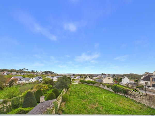 Bâtisse en pierre à fort potentiel à deux pas de la mer