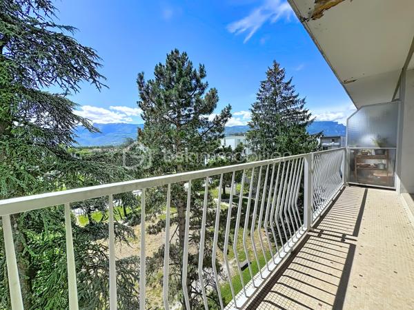 Situé au 4ᵉ étage sur 9 d'une résidence fermée et sécurisée avec ascenseur, découvrez cet appartement traversant de 85 m² environ, offrant de beaux volumes et un fort potentiel d'aménagement.
Actuellement configuré en T4, cet ancien T5 propose une agréable pièce de vie composée d'un salon et d'une salle à manger lumineux, avec accès direct à un balcon exposé plein sud bénéficiant d'une vue dégagée sans vis-à-vis. Il est facilement possible de recréer une quatrième chambre selon vos besoins.
La cuisine équipée dispose d'un accès à une grande loggia, idéale pour le rangement.
L'espace nuit comprend trois chambres, dont une avec placard et point d'eau, offrant la possibilité de créer une véritable suite parentale avec dressing et salle d'eau. Une salle de bains avec baignoire ainsi qu'un WC séparé complètent le bien.
Les prestations :
•	Double vitrage PVC
•	Volets roulants électriques
•	Chauffage individuel au gaz
•	Chaudière entretenue (entretien inclus dans les charges)
•	Nombreux rangements
•	Appartement traversant Nord/Sud
•	DPE : D
En annexes :
•	Cave
•	Place de parking privative dans la résidence sécurisée
•	Garage fermé en supplément : 15 000 €
Informations complémentaires :
•	Taxe foncière : 1 776 €
•	Charges de copropriété : 107 €/mois (entretien chaudière inclus)
À proximité immédiate des commerces, écoles, transports en commun et du campus universitaire, cet appartement constitue une excellente opportunité pour une famille ou un investisseur recherchant un bien spacieux et évolutif.