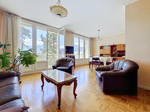 Situé au 4ᵉ étage sur 9 d'une résidence fermée et sécurisée avec ascenseur, découvrez cet appartement traversant de 85 m² environ, offrant de beaux volumes et un fort potentiel d'aménagement.
Actuellement configuré en T4, cet ancien T5 propose une agréable pièce de vie composée d'un salon et d'une salle à manger lumineux, avec accès direct à un balcon exposé plein sud bénéficiant d'une vue dégagée sans vis-à-vis. Il est facilement possible de recréer une quatrième chambre selon vos besoins.
La cuisine équipée dispose d'un accès à une grande loggia, idéale pour le rangement.
L'espace nuit comprend trois chambres, dont une avec placard et point d'eau, offrant la possibilité de créer une véritable suite parentale avec dressing et salle d'eau. Une salle de bains avec baignoire ainsi qu'un WC séparé complètent le bien.
Les prestations :
•	Double vitrage PVC
•	Volets roulants électriques
•	Chauffage individuel au gaz
•	Chaudière entretenue (entretien inclus dans les charges)
•	Nombreux rangements
•	Appartement traversant Nord/Sud
•	DPE : D
En annexes :
•	Cave
•	Place de parking privative dans la résidence sécurisée
•	Garage fermé en supplément : 15 000 €
Informations complémentaires :
•	Taxe foncière : 1 776 €
•	Charges de copropriété : 107 €/mois (entretien chaudière inclus)
À proximité immédiate des commerces, écoles, transports en commun et du campus universitaire, cet appartement constitue une excellente opportunité pour une famille ou un investisseur recherchant un bien spacieux et évolutif.