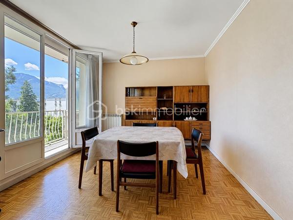 Situé au 4ᵉ étage sur 9 d'une résidence fermée et sécurisée avec ascenseur, découvrez cet appartement traversant de 85 m² environ, offrant de beaux volumes et un fort potentiel d'aménagement.
Actuellement configuré en T4, cet ancien T5 propose une agréable pièce de vie composée d'un salon et d'une salle à manger lumineux, avec accès direct à un balcon exposé plein sud bénéficiant d'une vue dégagée sans vis-à-vis. Il est facilement possible de recréer une quatrième chambre selon vos besoins.
La cuisine équipée dispose d'un accès à une grande loggia, idéale pour le rangement.
L'espace nuit comprend trois chambres, dont une avec placard et point d'eau, offrant la possibilité de créer une véritable suite parentale avec dressing et salle d'eau. Une salle de bains avec baignoire ainsi qu'un WC séparé complètent le bien.
Les prestations :
•	Double vitrage PVC
•	Volets roulants électriques
•	Chauffage individuel au gaz
•	Chaudière entretenue (entretien inclus dans les charges)
•	Nombreux rangements
•	Appartement traversant Nord/Sud
•	DPE : D
En annexes :
•	Cave
•	Place de parking privative dans la résidence sécurisée
•	Garage fermé en supplément : 15 000 €
Informations complémentaires :
•	Taxe foncière : 1 776 €
•	Charges de copropriété : 107 €/mois (entretien chaudière inclus)
À proximité immédiate des commerces, écoles, transports en commun et du campus universitaire, cet appartement constitue une excellente opportunité pour une famille ou un investisseur recherchant un bien spacieux et évolutif.
