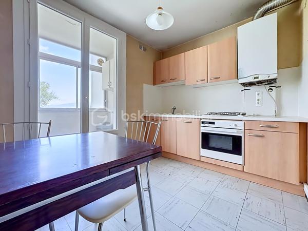 Situé au 4ᵉ étage sur 9 d'une résidence fermée et sécurisée avec ascenseur, découvrez cet appartement traversant de 85 m² environ, offrant de beaux volumes et un fort potentiel d'aménagement.
Actuellement configuré en T4, cet ancien T5 propose une agréable pièce de vie composée d'un salon et d'une salle à manger lumineux, avec accès direct à un balcon exposé plein sud bénéficiant d'une vue dégagée sans vis-à-vis. Il est facilement possible de recréer une quatrième chambre selon vos besoins.
La cuisine équipée dispose d'un accès à une grande loggia, idéale pour le rangement.
L'espace nuit comprend trois chambres, dont une avec placard et point d'eau, offrant la possibilité de créer une véritable suite parentale avec dressing et salle d'eau. Une salle de bains avec baignoire ainsi qu'un WC séparé complètent le bien.
Les prestations :
•	Double vitrage PVC
•	Volets roulants électriques
•	Chauffage individuel au gaz
•	Chaudière entretenue (entretien inclus dans les charges)
•	Nombreux rangements
•	Appartement traversant Nord/Sud
•	DPE : D
En annexes :
•	Cave
•	Place de parking privative dans la résidence sécurisée
•	Garage fermé en supplément : 15 000 €
Informations complémentaires :
•	Taxe foncière : 1 776 €
•	Charges de copropriété : 107 €/mois (entretien chaudière inclus)
À proximité immédiate des commerces, écoles, transports en commun et du campus universitaire, cet appartement constitue une excellente opportunité pour une famille ou un investisseur recherchant un bien spacieux et évolutif.