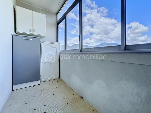 Situé au 4ᵉ étage sur 9 d'une résidence fermée et sécurisée avec ascenseur, découvrez cet appartement traversant de 85 m² environ, offrant de beaux volumes et un fort potentiel d'aménagement.
Actuellement configuré en T4, cet ancien T5 propose une agréable pièce de vie composée d'un salon et d'une salle à manger lumineux, avec accès direct à un balcon exposé plein sud bénéficiant d'une vue dégagée sans vis-à-vis. Il est facilement possible de recréer une quatrième chambre selon vos besoins.
La cuisine équipée dispose d'un accès à une grande loggia, idéale pour le rangement.
L'espace nuit comprend trois chambres, dont une avec placard et point d'eau, offrant la possibilité de créer une véritable suite parentale avec dressing et salle d'eau. Une salle de bains avec baignoire ainsi qu'un WC séparé complètent le bien.
Les prestations :
•	Double vitrage PVC
•	Volets roulants électriques
•	Chauffage individuel au gaz
•	Chaudière entretenue (entretien inclus dans les charges)
•	Nombreux rangements
•	Appartement traversant Nord/Sud
•	DPE : D
En annexes :
•	Cave
•	Place de parking privative dans la résidence sécurisée
•	Garage fermé en supplément : 15 000 €
Informations complémentaires :
•	Taxe foncière : 1 776 €
•	Charges de copropriété : 107 €/mois (entretien chaudière inclus)
À proximité immédiate des commerces, écoles, transports en commun et du campus universitaire, cet appartement constitue une excellente opportunité pour une famille ou un investisseur recherchant un bien spacieux et évolutif.