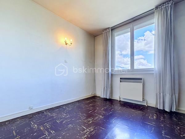 Situé au 4ᵉ étage sur 9 d'une résidence fermée et sécurisée avec ascenseur, découvrez cet appartement traversant de 85 m² environ, offrant de beaux volumes et un fort potentiel d'aménagement.
Actuellement configuré en T4, cet ancien T5 propose une agréable pièce de vie composée d'un salon et d'une salle à manger lumineux, avec accès direct à un balcon exposé plein sud bénéficiant d'une vue dégagée sans vis-à-vis. Il est facilement possible de recréer une quatrième chambre selon vos besoins.
La cuisine équipée dispose d'un accès à une grande loggia, idéale pour le rangement.
L'espace nuit comprend trois chambres, dont une avec placard et point d'eau, offrant la possibilité de créer une véritable suite parentale avec dressing et salle d'eau. Une salle de bains avec baignoire ainsi qu'un WC séparé complètent le bien.
Les prestations :
•	Double vitrage PVC
•	Volets roulants électriques
•	Chauffage individuel au gaz
•	Chaudière entretenue (entretien inclus dans les charges)
•	Nombreux rangements
•	Appartement traversant Nord/Sud
•	DPE : D
En annexes :
•	Cave
•	Place de parking privative dans la résidence sécurisée
•	Garage fermé en supplément : 15 000 €
Informations complémentaires :
•	Taxe foncière : 1 776 €
•	Charges de copropriété : 107 €/mois (entretien chaudière inclus)
À proximité immédiate des commerces, écoles, transports en commun et du campus universitaire, cet appartement constitue une excellente opportunité pour une famille ou un investisseur recherchant un bien spacieux et évolutif.