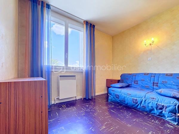 Situé au 4ᵉ étage sur 9 d'une résidence fermée et sécurisée avec ascenseur, découvrez cet appartement traversant de 85 m² environ, offrant de beaux volumes et un fort potentiel d'aménagement.
Actuellement configuré en T4, cet ancien T5 propose une agréable pièce de vie composée d'un salon et d'une salle à manger lumineux, avec accès direct à un balcon exposé plein sud bénéficiant d'une vue dégagée sans vis-à-vis. Il est facilement possible de recréer une quatrième chambre selon vos besoins.
La cuisine équipée dispose d'un accès à une grande loggia, idéale pour le rangement.
L'espace nuit comprend trois chambres, dont une avec placard et point d'eau, offrant la possibilité de créer une véritable suite parentale avec dressing et salle d'eau. Une salle de bains avec baignoire ainsi qu'un WC séparé complètent le bien.
Les prestations :
•	Double vitrage PVC
•	Volets roulants électriques
•	Chauffage individuel au gaz
•	Chaudière entretenue (entretien inclus dans les charges)
•	Nombreux rangements
•	Appartement traversant Nord/Sud
•	DPE : D
En annexes :
•	Cave
•	Place de parking privative dans la résidence sécurisée
•	Garage fermé en supplément : 15 000 €
Informations complémentaires :
•	Taxe foncière : 1 776 €
•	Charges de copropriété : 107 €/mois (entretien chaudière inclus)
À proximité immédiate des commerces, écoles, transports en commun et du campus universitaire, cet appartement constitue une excellente opportunité pour une famille ou un investisseur recherchant un bien spacieux et évolutif.