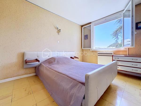 Situé au 4ᵉ étage sur 9 d'une résidence fermée et sécurisée avec ascenseur, découvrez cet appartement traversant de 85 m² environ, offrant de beaux volumes et un fort potentiel d'aménagement.
Actuellement configuré en T4, cet ancien T5 propose une agréable pièce de vie composée d'un salon et d'une salle à manger lumineux, avec accès direct à un balcon exposé plein sud bénéficiant d'une vue dégagée sans vis-à-vis. Il est facilement possible de recréer une quatrième chambre selon vos besoins.
La cuisine équipée dispose d'un accès à une grande loggia, idéale pour le rangement.
L'espace nuit comprend trois chambres, dont une avec placard et point d'eau, offrant la possibilité de créer une véritable suite parentale avec dressing et salle d'eau. Une salle de bains avec baignoire ainsi qu'un WC séparé complètent le bien.
Les prestations :
•	Double vitrage PVC
•	Volets roulants électriques
•	Chauffage individuel au gaz
•	Chaudière entretenue (entretien inclus dans les charges)
•	Nombreux rangements
•	Appartement traversant Nord/Sud
•	DPE : D
En annexes :
•	Cave
•	Place de parking privative dans la résidence sécurisée
•	Garage fermé en supplément : 15 000 €
Informations complémentaires :
•	Taxe foncière : 1 776 €
•	Charges de copropriété : 107 €/mois (entretien chaudière inclus)
À proximité immédiate des commerces, écoles, transports en commun et du campus universitaire, cet appartement constitue une excellente opportunité pour une famille ou un investisseur recherchant un bien spacieux et évolutif.