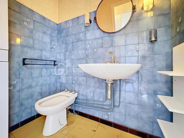Situé au 4ᵉ étage sur 9 d'une résidence fermée et sécurisée avec ascenseur, découvrez cet appartement traversant de 85 m² environ, offrant de beaux volumes et un fort potentiel d'aménagement.
Actuellement configuré en T4, cet ancien T5 propose une agréable pièce de vie composée d'un salon et d'une salle à manger lumineux, avec accès direct à un balcon exposé plein sud bénéficiant d'une vue dégagée sans vis-à-vis. Il est facilement possible de recréer une quatrième chambre selon vos besoins.
La cuisine équipée dispose d'un accès à une grande loggia, idéale pour le rangement.
L'espace nuit comprend trois chambres, dont une avec placard et point d'eau, offrant la possibilité de créer une véritable suite parentale avec dressing et salle d'eau. Une salle de bains avec baignoire ainsi qu'un WC séparé complètent le bien.
Les prestations :
•	Double vitrage PVC
•	Volets roulants électriques
•	Chauffage individuel au gaz
•	Chaudière entretenue (entretien inclus dans les charges)
•	Nombreux rangements
•	Appartement traversant Nord/Sud
•	DPE : D
En annexes :
•	Cave
•	Place de parking privative dans la résidence sécurisée
•	Garage fermé en supplément : 15 000 €
Informations complémentaires :
•	Taxe foncière : 1 776 €
•	Charges de copropriété : 107 €/mois (entretien chaudière inclus)
À proximité immédiate des commerces, écoles, transports en commun et du campus universitaire, cet appartement constitue une excellente opportunité pour une famille ou un investisseur recherchant un bien spacieux et évolutif.