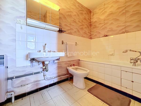 Situé au 4ᵉ étage sur 9 d'une résidence fermée et sécurisée avec ascenseur, découvrez cet appartement traversant de 85 m² environ, offrant de beaux volumes et un fort potentiel d'aménagement.
Actuellement configuré en T4, cet ancien T5 propose une agréable pièce de vie composée d'un salon et d'une salle à manger lumineux, avec accès direct à un balcon exposé plein sud bénéficiant d'une vue dégagée sans vis-à-vis. Il est facilement possible de recréer une quatrième chambre selon vos besoins.
La cuisine équipée dispose d'un accès à une grande loggia, idéale pour le rangement.
L'espace nuit comprend trois chambres, dont une avec placard et point d'eau, offrant la possibilité de créer une véritable suite parentale avec dressing et salle d'eau. Une salle de bains avec baignoire ainsi qu'un WC séparé complètent le bien.
Les prestations :
•	Double vitrage PVC
•	Volets roulants électriques
•	Chauffage individuel au gaz
•	Chaudière entretenue (entretien inclus dans les charges)
•	Nombreux rangements
•	Appartement traversant Nord/Sud
•	DPE : D
En annexes :
•	Cave
•	Place de parking privative dans la résidence sécurisée
•	Garage fermé en supplément : 15 000 €
Informations complémentaires :
•	Taxe foncière : 1 776 €
•	Charges de copropriété : 107 €/mois (entretien chaudière inclus)
À proximité immédiate des commerces, écoles, transports en commun et du campus universitaire, cet appartement constitue une excellente opportunité pour une famille ou un investisseur recherchant un bien spacieux et évolutif.
