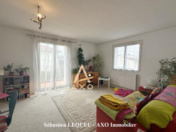 maison de 160 m2 divisée en deux appartements avec garage et jardin