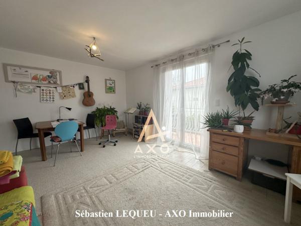 maison de 160 m2 divisée en deux appartements avec garage et jardin