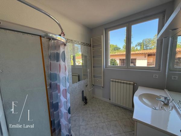 Maison avec dépendance, cave à vin et terrain clos de 1 737 m² à Pineuilh (33)