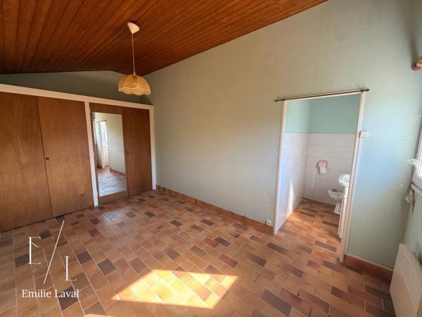 Maison avec dépendance, cave à vin et terrain clos de 1 737 m² à Pineuilh (33)