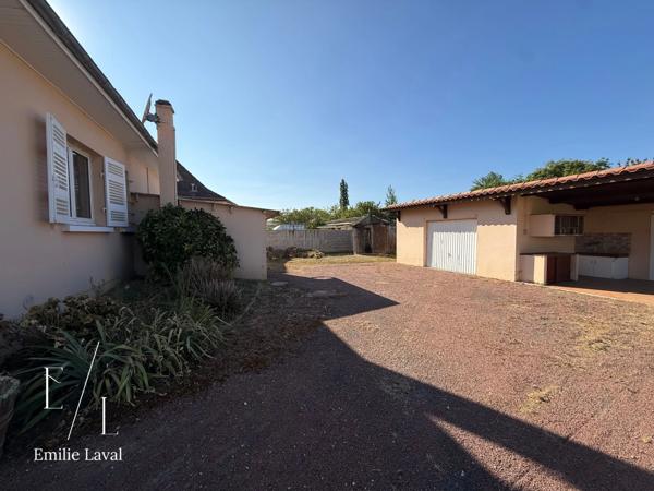 Maison avec dépendance, cave à vin et terrain clos de 1 737 m² à Pineuilh (33)