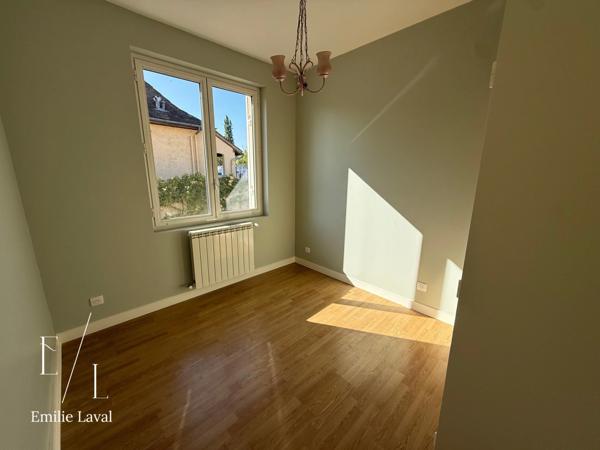 Maison avec dépendance, cave à vin et terrain clos de 1 737 m² à Pineuilh (33)