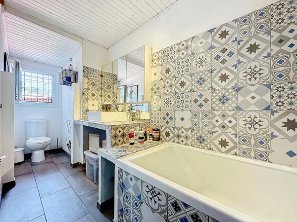 À VENDRE  Marseille 13013 ST JUST / LACORDAIRE Bien atypique entre appartement et maison  - Beaux Volumes