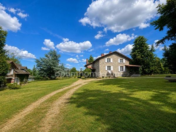 Trés belle maison  de 12 pièces sur 26925 m2 de terrain