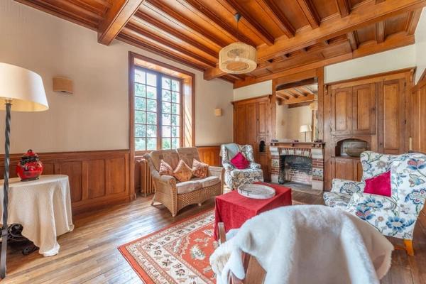 Trés belle maison  de 12 pièces sur 26925 m2 de terrain