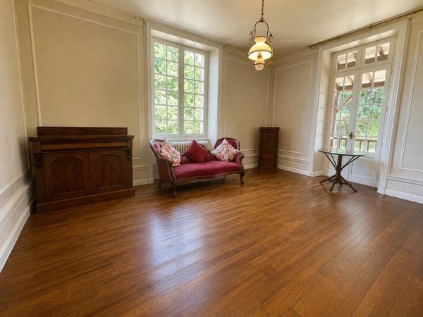 Trés belle maison  de 12 pièces sur 26925 m2 de terrain