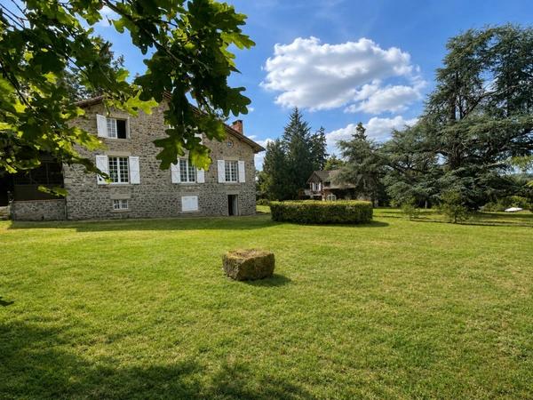 Trés belle maison  de 12 pièces sur 26925 m2 de terrain