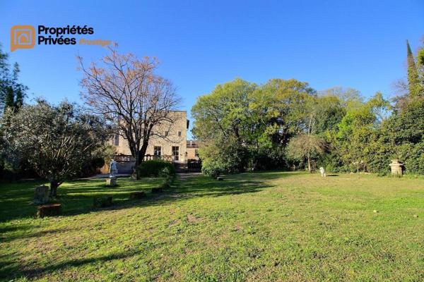 UZES Propriété d'exception en pierre au coeur d'Uzès, dans un écrin de verdure de 2 195 m², offrant 423 m² habitables avec 6 chambres