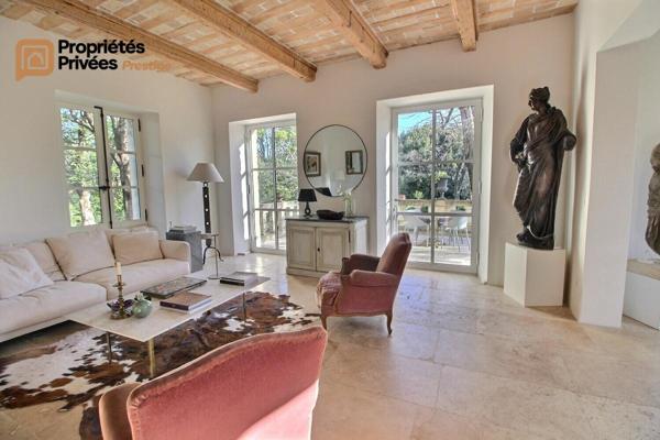 UZES Propriété d'exception en pierre au coeur d'Uzès, dans un écrin de verdure de 2 195 m², offrant 423 m² habitables avec 6 chambres