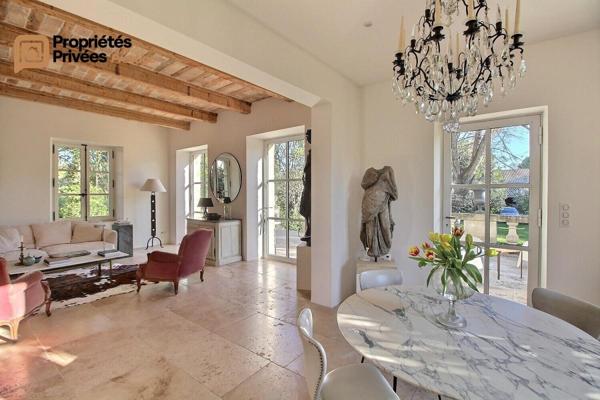 UZES Propriété d'exception en pierre au coeur d'Uzès, dans un écrin de verdure de 2 195 m², offrant 423 m² habitables avec 6 chambres