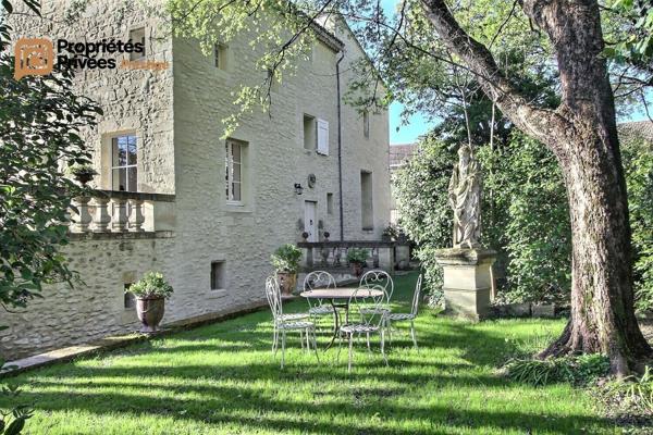 UZES Propriété d'exception en pierre au coeur d'Uzès, dans un écrin de verdure de 2 195 m², offrant 423 m² habitables avec 6 chambres