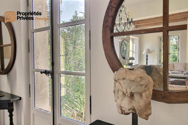 UZES Propriété d'exception en pierre au coeur d'Uzès, dans un écrin de verdure de 2 195 m², offrant 423 m² habitables avec 6 chambres
