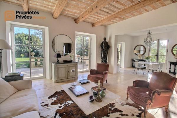 UZES Propriété d'exception en pierre au coeur d'Uzès, dans un écrin de verdure de 2 195 m², offrant 423 m² habitables avec 6 chambres