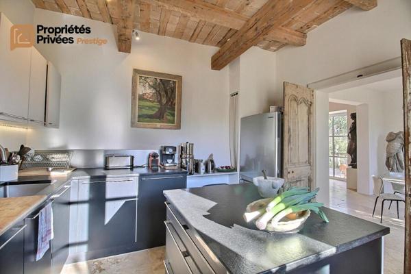 UZES Propriété d'exception en pierre au coeur d'Uzès, dans un écrin de verdure de 2 195 m², offrant 423 m² habitables avec 6 chambres