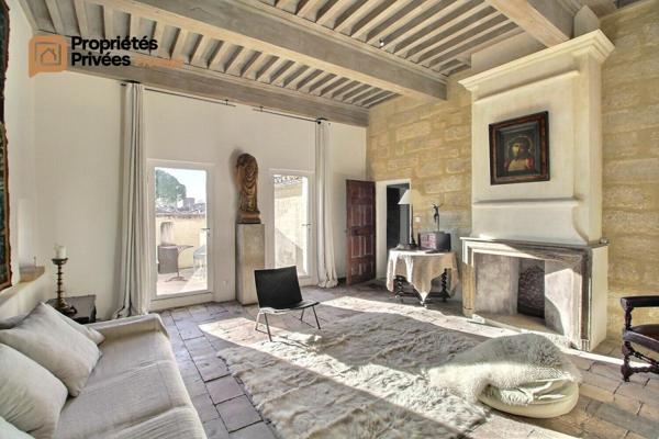 UZES Propriété d'exception en pierre au coeur d'Uzès, dans un écrin de verdure de 2 195 m², offrant 423 m² habitables avec 6 chambres