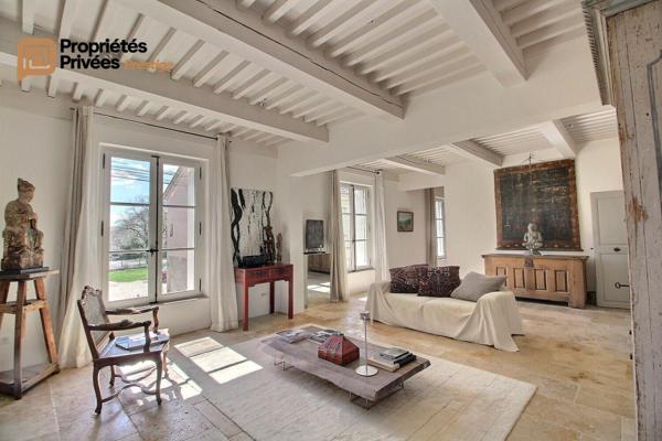 UZES Propriété d'exception en pierre au coeur d'Uzès, dans un écrin de verdure de 2 195 m², offrant 423 m² habitables avec 6 chambres