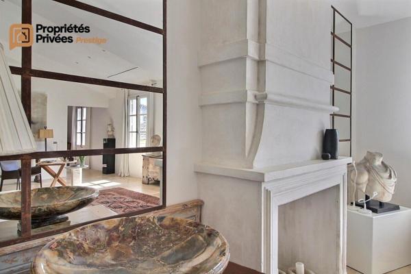 UZES Propriété d'exception en pierre au coeur d'Uzès, dans un écrin de verdure de 2 195 m², offrant 423 m² habitables avec 6 chambres