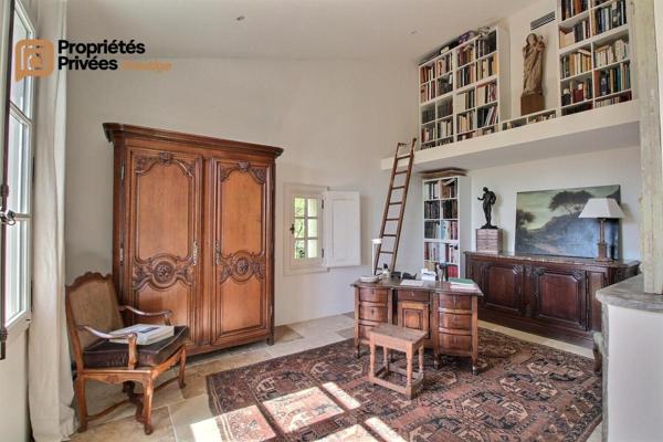 UZES Propriété d'exception en pierre au coeur d'Uzès, dans un écrin de verdure de 2 195 m², offrant 423 m² habitables avec 6 chambres