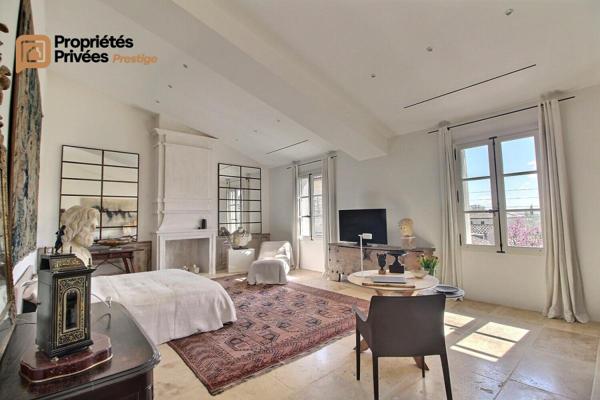 UZES Propriété d'exception en pierre au coeur d'Uzès, dans un écrin de verdure de 2 195 m², offrant 423 m² habitables avec 6 chambres