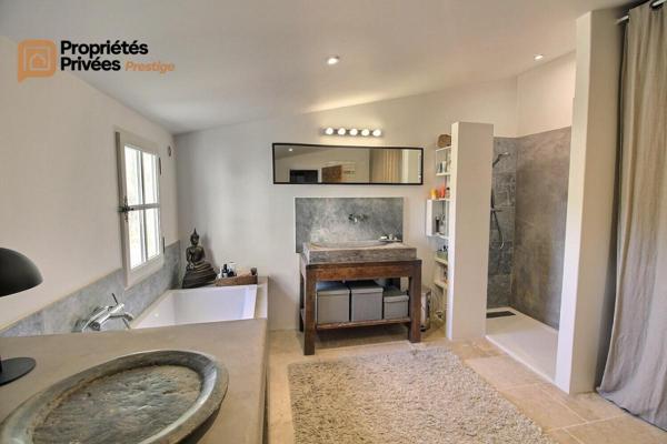 UZES Propriété d'exception en pierre au coeur d'Uzès, dans un écrin de verdure de 2 195 m², offrant 423 m² habitables avec 6 chambres