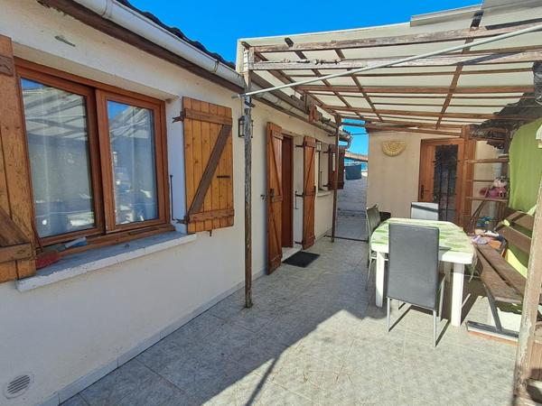 maison mitoyenne de plain pied dans quartier calme, proches commodités avec une cuisine, une salle d'eau wc, 2 chambres un séjour ouvert, grande terrasse, beau volume garage