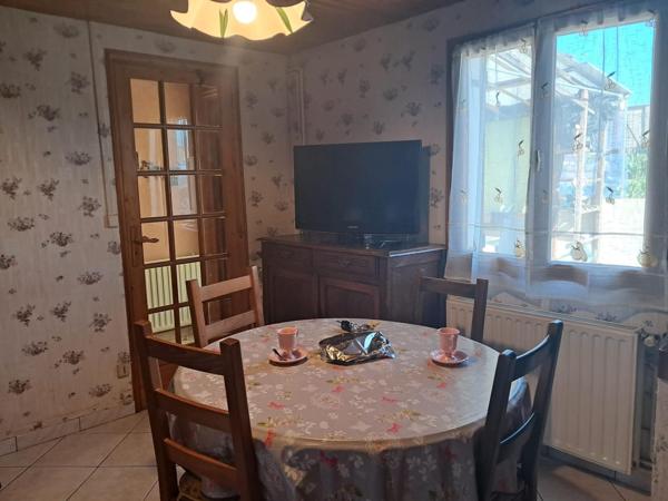 maison mitoyenne de plain pied dans quartier calme, proches commodités avec une cuisine, une salle d'eau wc, 2 chambres un séjour ouvert, grande terrasse, beau volume garage